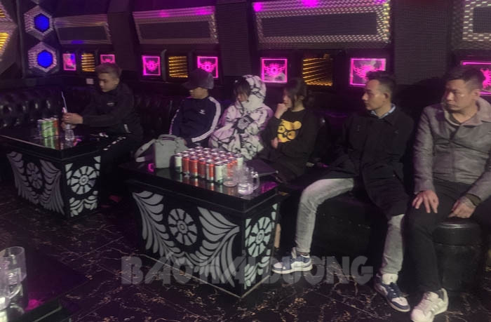 Bắt tạm giam đối tượng tổ chức sử dụng ma túy tại quán karaoke ở Bình Giang