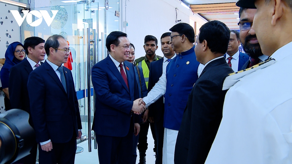 Chủ tịch Quốc hội đến Thủ đô Dhaka, bắt đầu chuyến thăm chính thức Bangladesh 