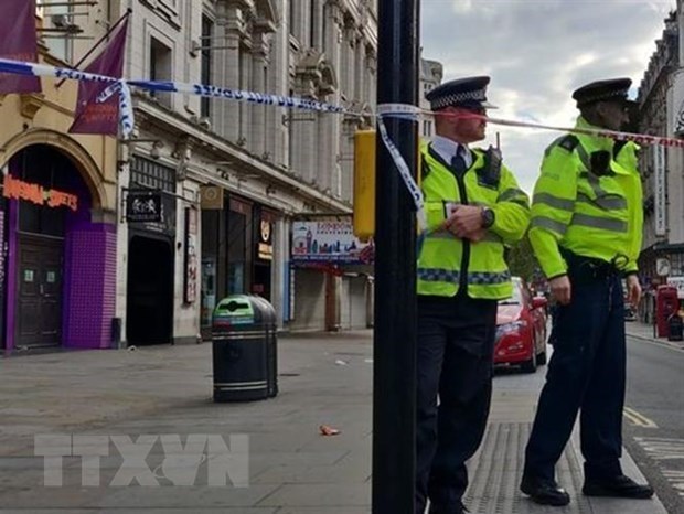 Anh đình chỉ công tác hàng trăm cảnh sát London liên quan các bê bối