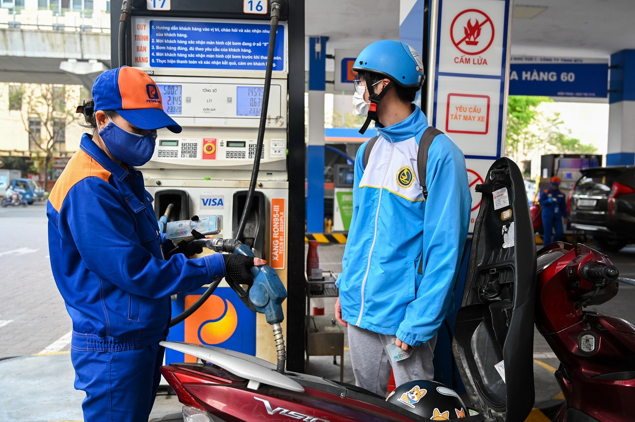 Giá xăng dầu tăng mạnh, RON95 vượt 25.000 đồng/lít