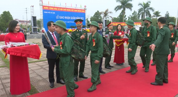 Bí thư Tỉnh ủy dự lễ giao nhận quân tại TP Chí Linh