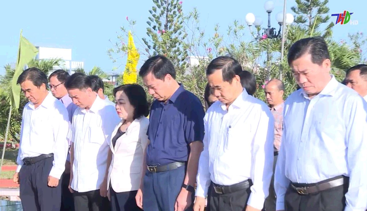 Bí thư tỉnh ủy Hải Dương viếng nghĩa trang liệt sỹ tỉnh Phú Yên